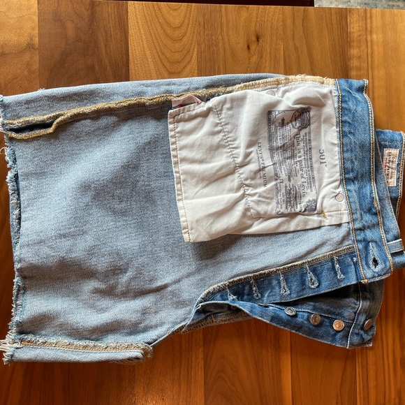 Levi’s  501 Premium Jean Shorts 33W, 6 inch inseam, slightly Distressed - Picture 6 of 7